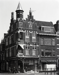 67689 Gezicht op de voorgevels van de winkelwoonhuizen Oudegracht 304 (links)-306 te Utrecht; links de ingang van de ...